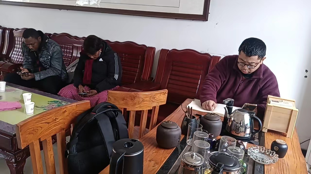 निरीक्षण के लिए हमारी कंपनी का दौरा करने के लिए विदेशी दोस्तों का गर्मजोशी से स्वागत करें!