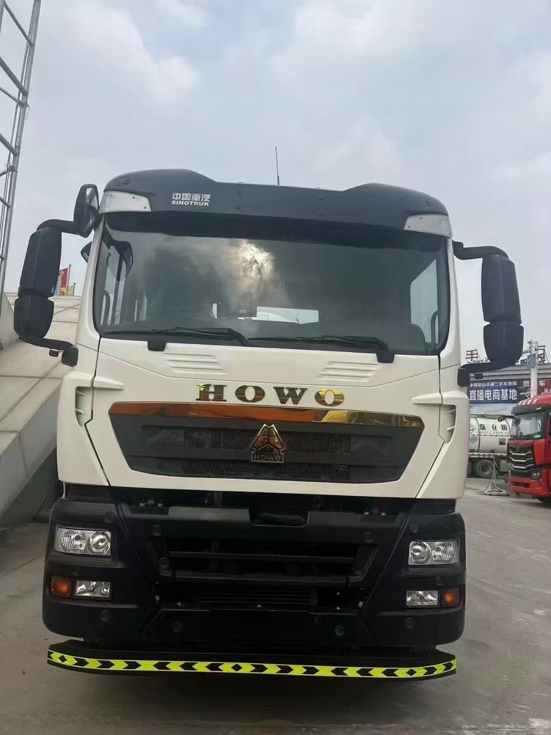Howo tx; बेसिक मिक्सर ट्रक चेसिस; फ्रंट एक्सल टू मिडल एक्सल 4.9 मी, फ्रेम 6.6 मीटर, मिडिल एक्सल टू रियर एक्सल 1.35 मीटर, मिडिल एक्सल टू रियर 2.7 मी।